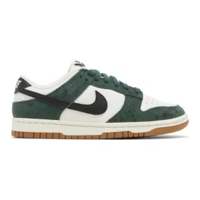 Nike Women's Dunk Low (Green Snake/ Pro Green/ Sail/ Gum...