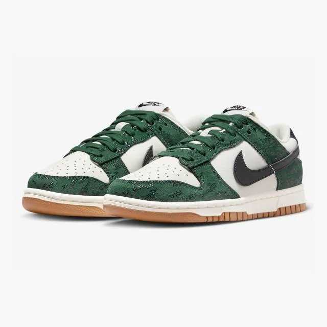 Nike Women's Dunk Low (Green Snake/ Pro Green/ Sail/ Gum...