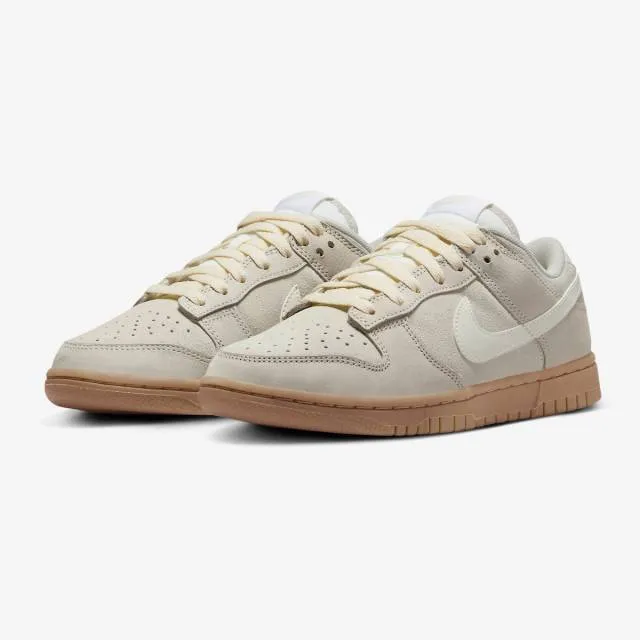 Nike Women's Dunk Low SE (Hangul Day/ Tan/ Light Orewood...